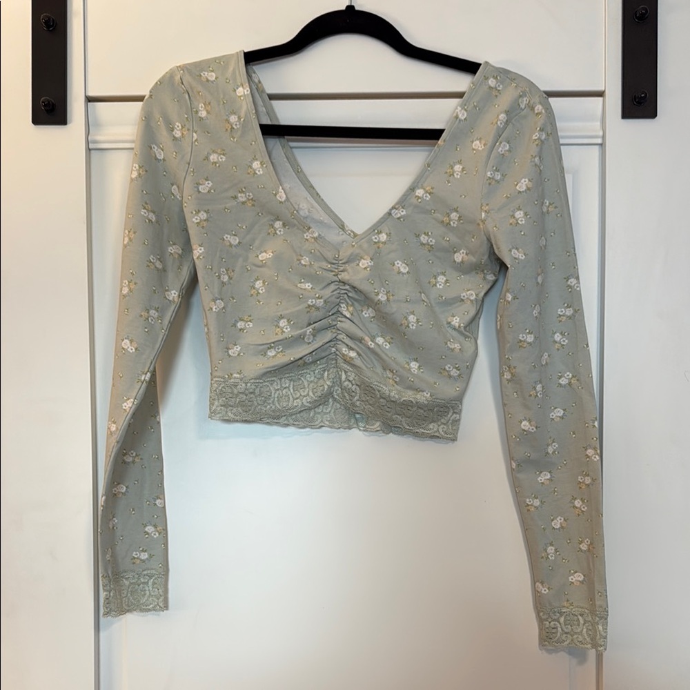 Women’s long-sleeve crop top.